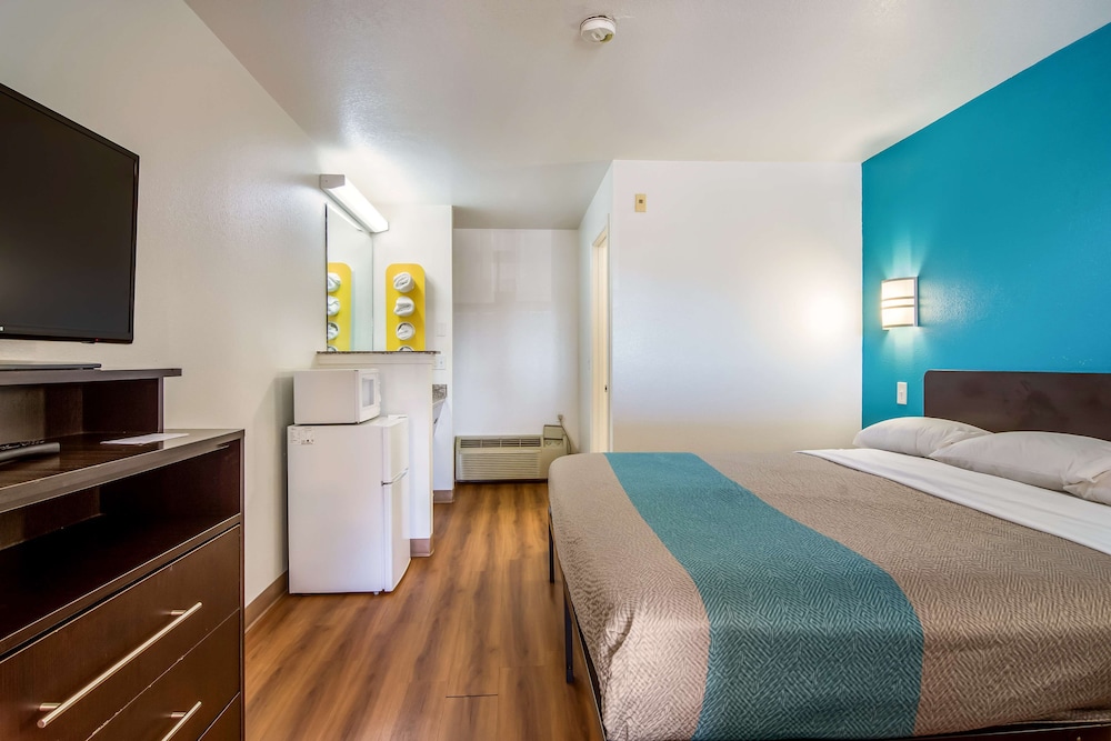 Motel6 Portland, OR Mall 205 12/37