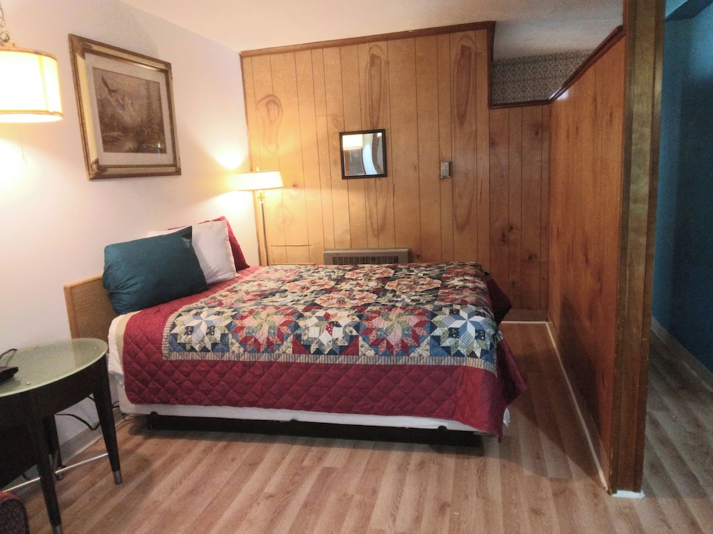 Capri Motel 39/52
