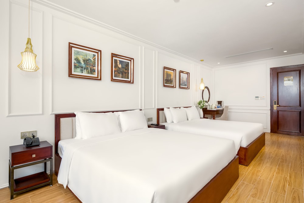 LUXURY, MULTIPLE BEDS, CITY VIEW, PRIVATE BATHROOM