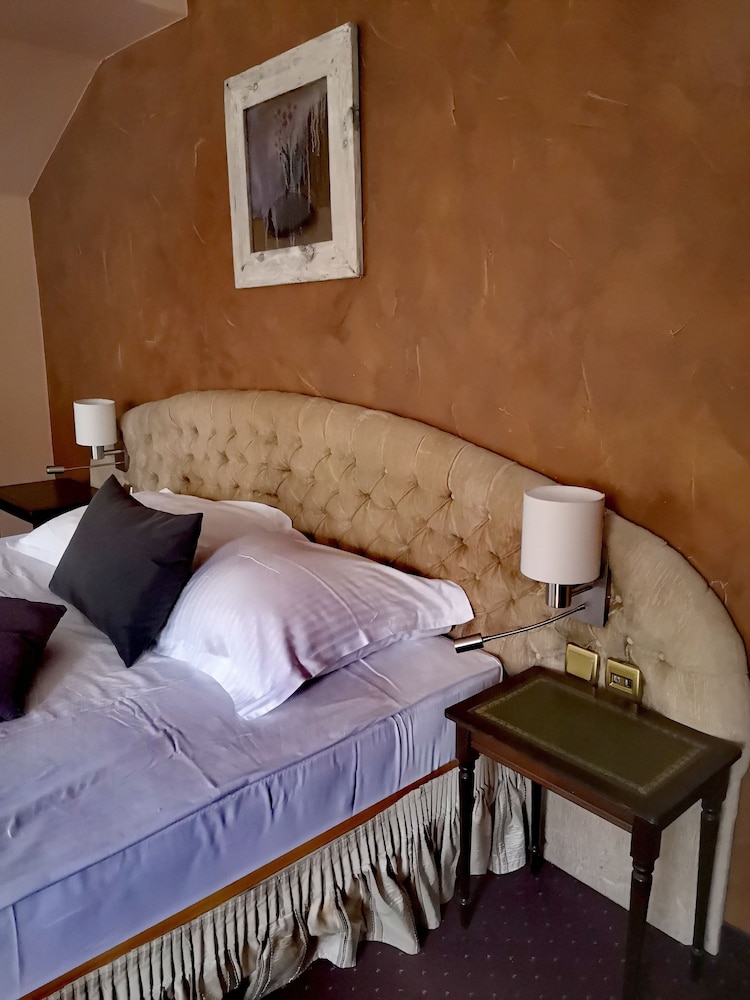 Meg Lozenetz Hotel 47/62