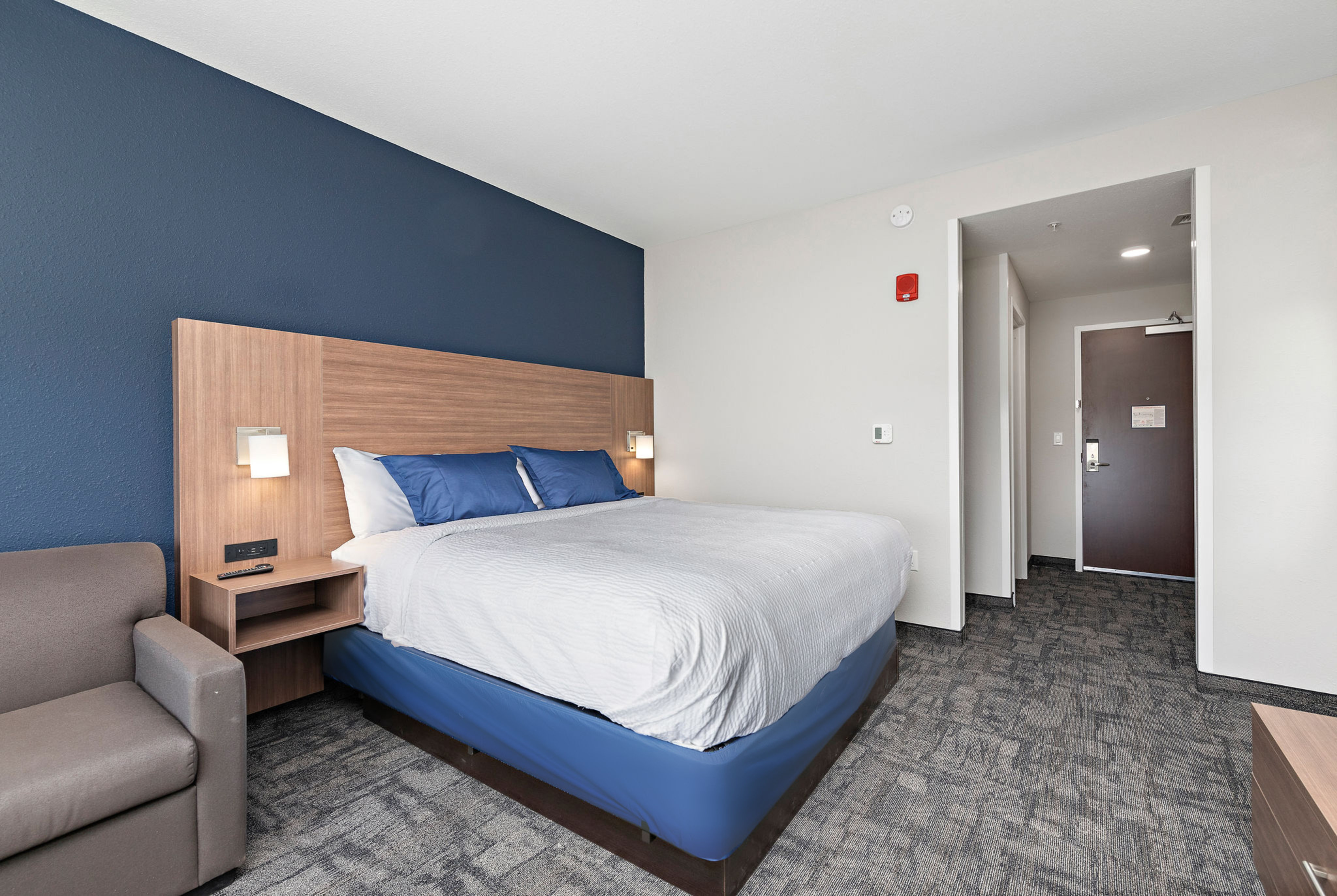 Holiday Inn Express Kansas City North Parkville, an IHG Hotel 12/50