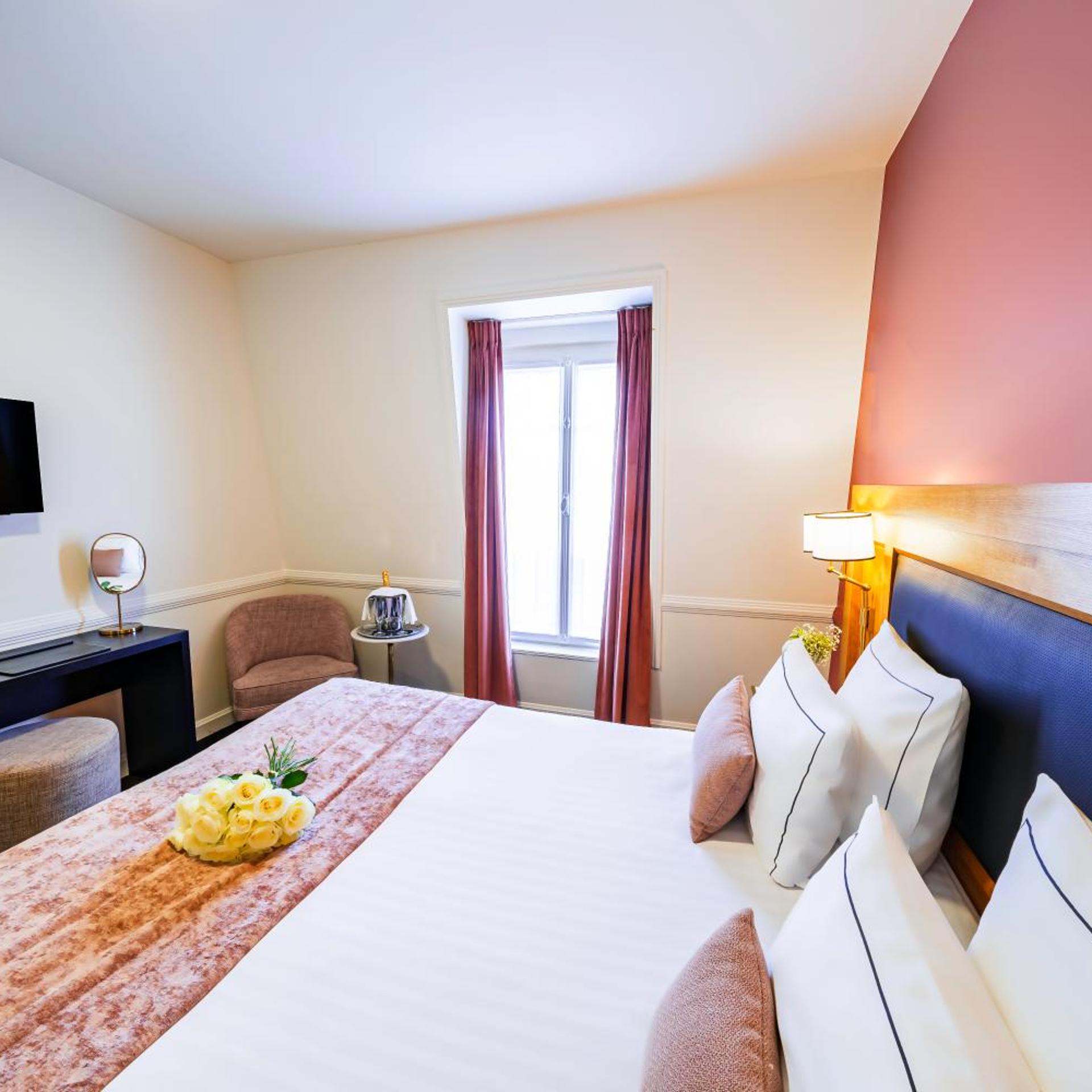 Superior, King Bed, Eiffel View