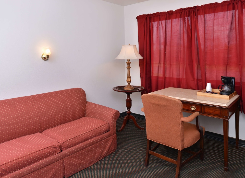 Castle Inn & Suites By OYO Chickasha 42/66