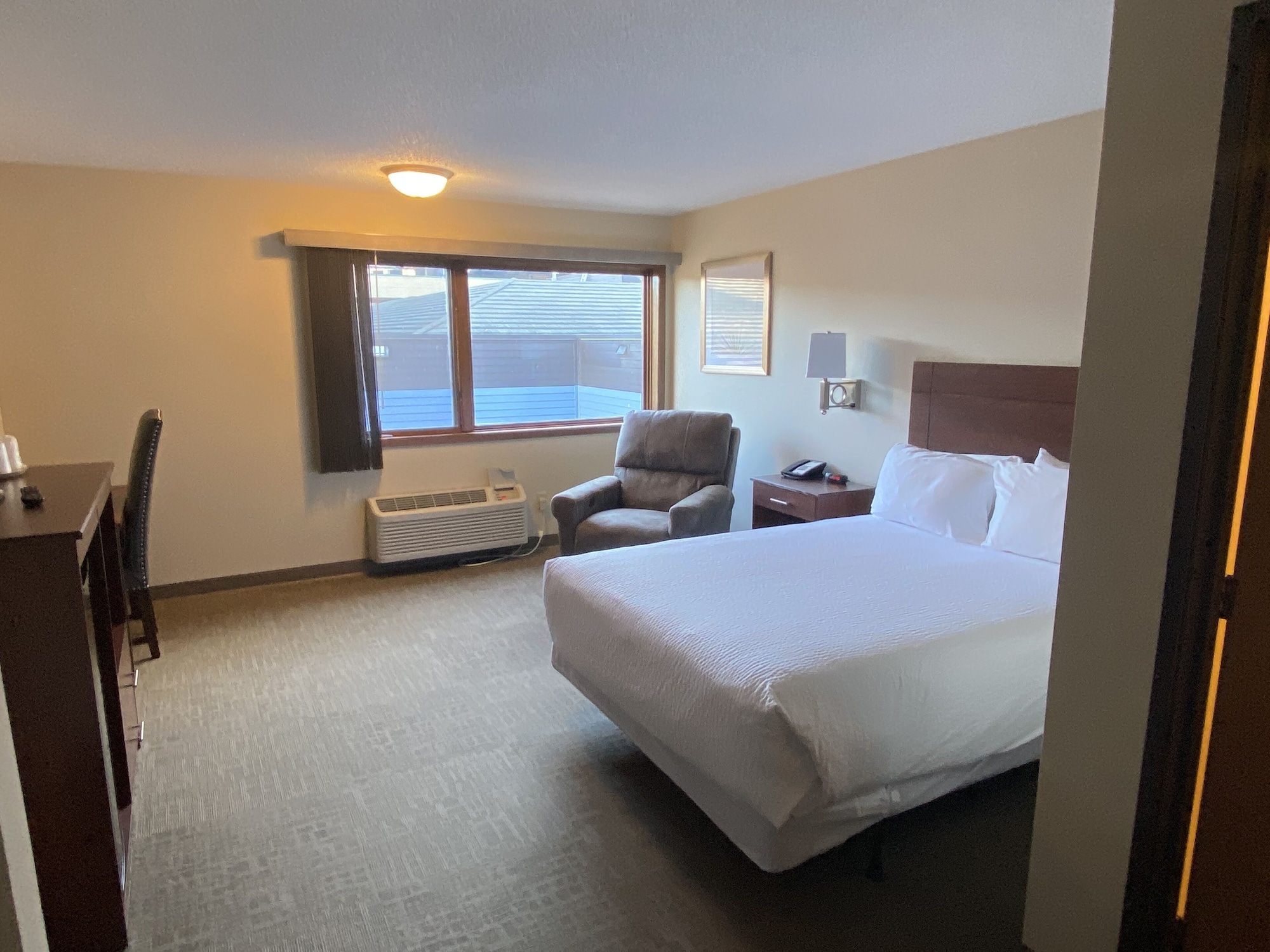 ROOM, QUEEN BED