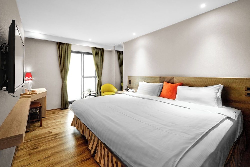 Lan Kwai Fong Garden Hotel 24/66