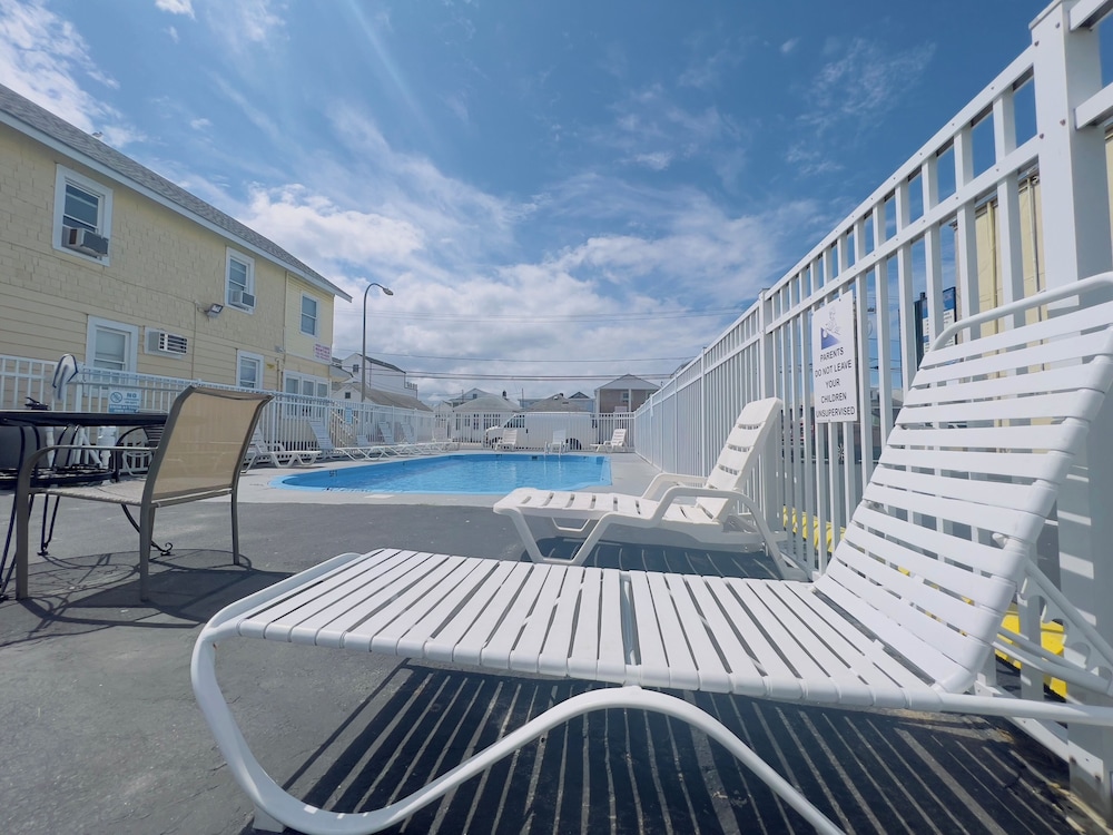 Dry Dock Motel 34/44