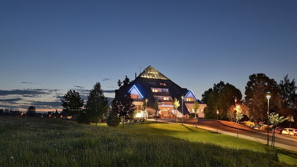 Lazensky hotel Pyramida I 25/90