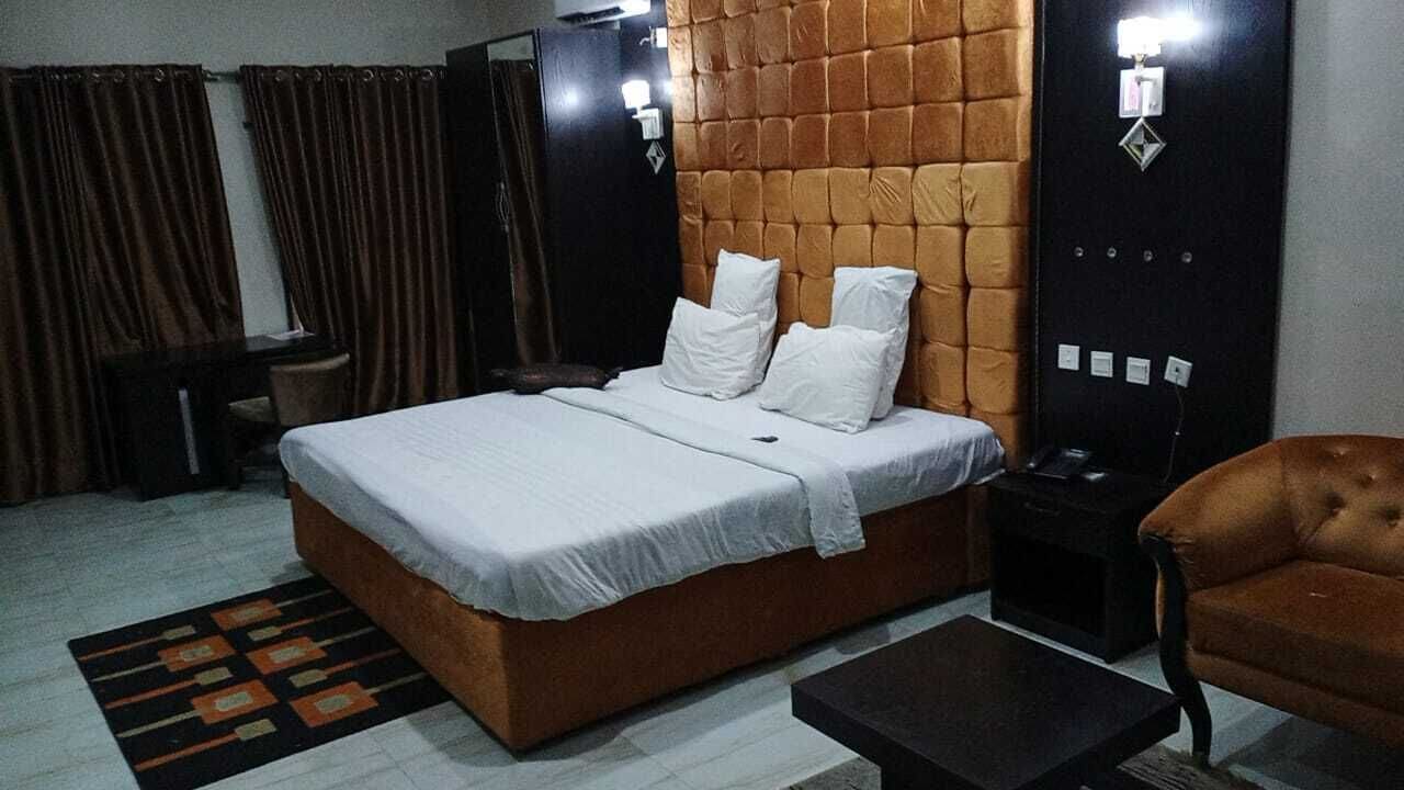 ROYAL, QUEEN BED