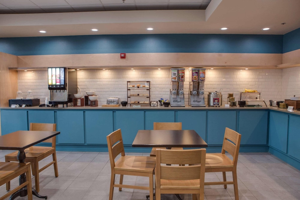 Country Inn & Suites by Radisson Harlingen, TX 56/67