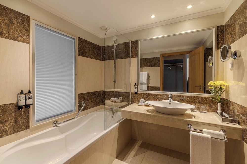 غرفة بسريرين منفصلين بإطلالة على المسبح، Pestana Carlton Madeira 5/7