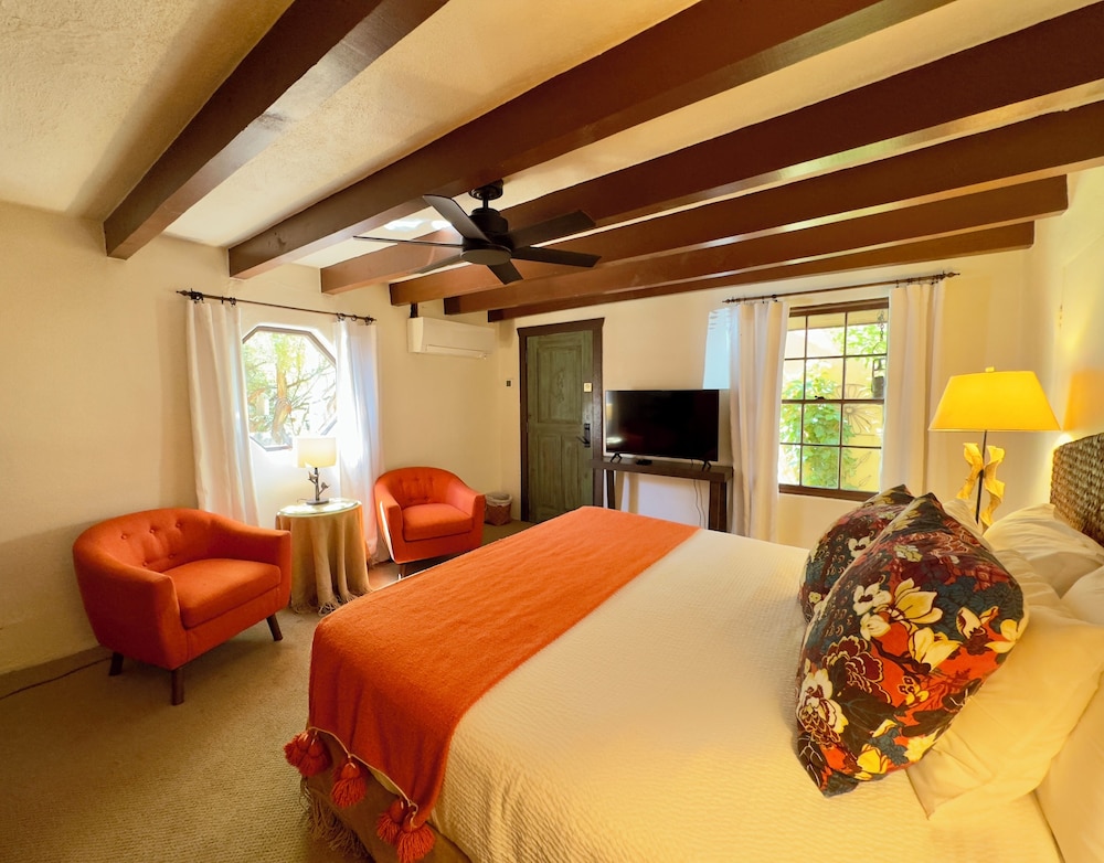 Old Taos Guesthouse Bed and Breakfast 10/69