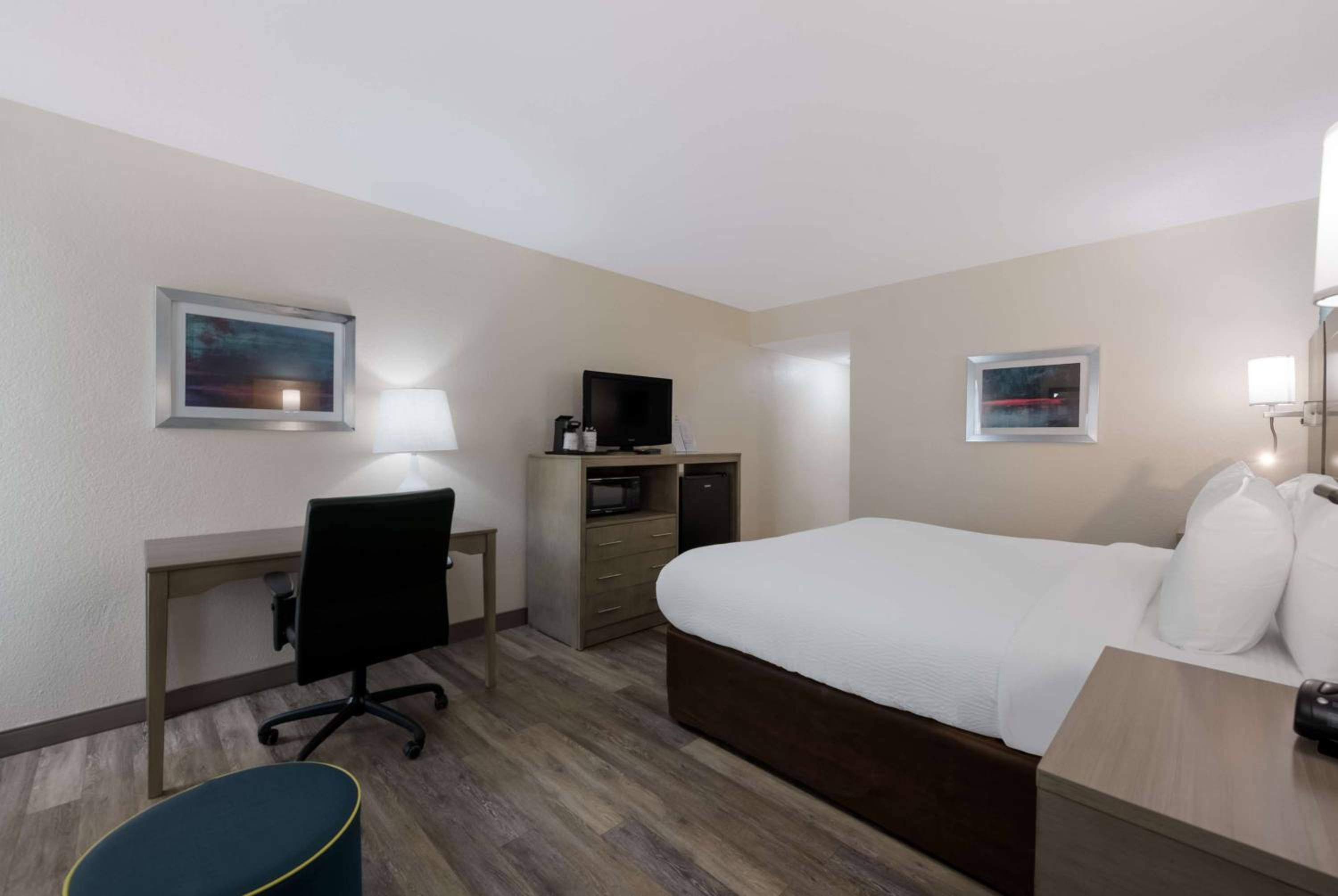 غرفة بسرير كينج بحوض استحمام لذوي الإعاقة، Best Western Hampton Coliseum Inn 5/8