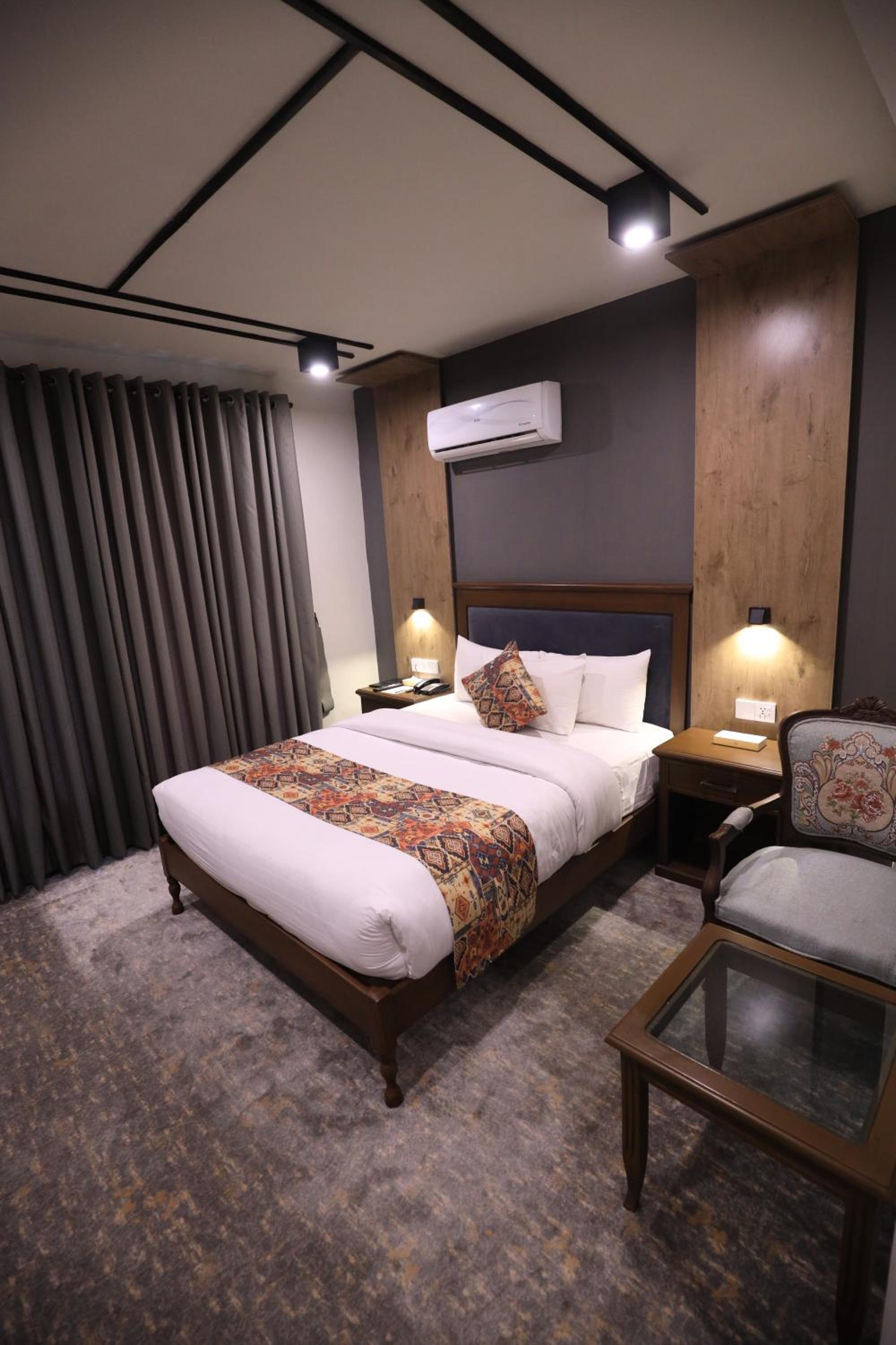 Deluxe, Queen Bed