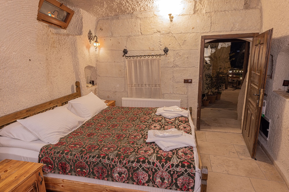Zeus Cave Suites 8/50