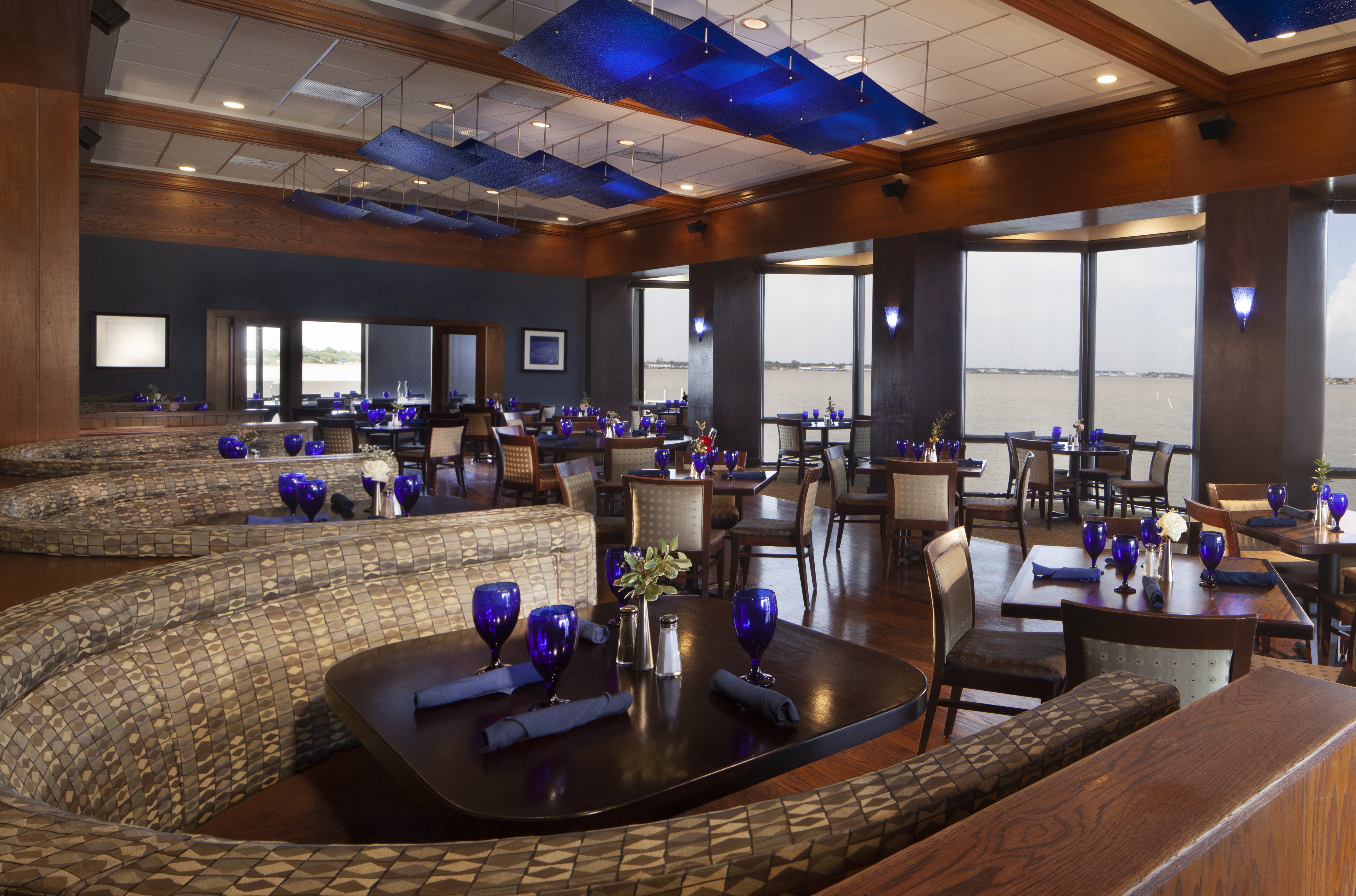 Compass Hotel Nassau Bay 62/65