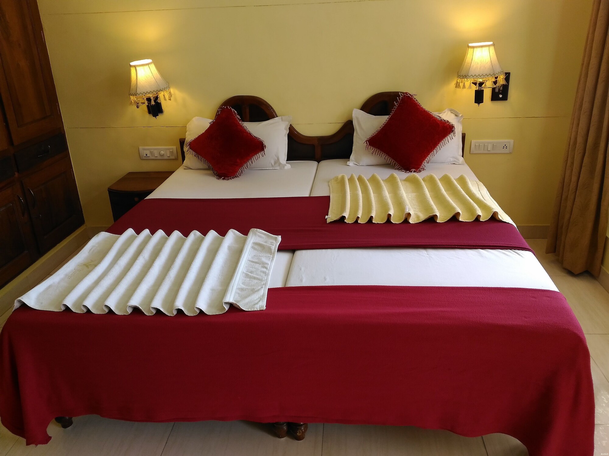 DELUXE, DOUBLE BED