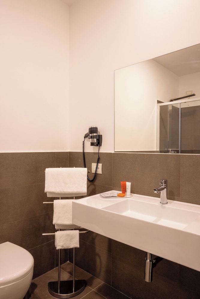 V Hotel 53/54