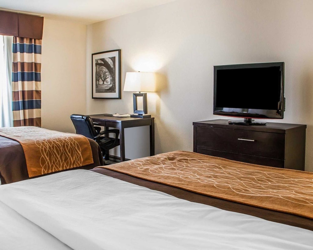 Comfort Inn and Suites Perry I-35 8/36