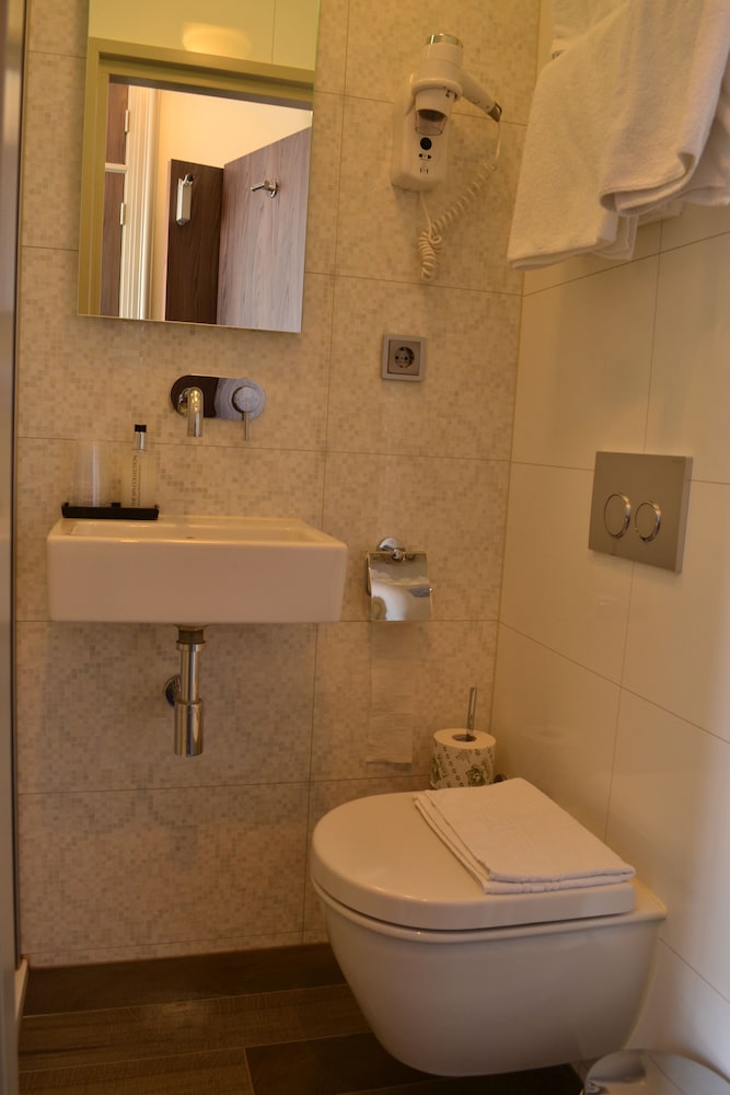 Hotel Clemens 49/56