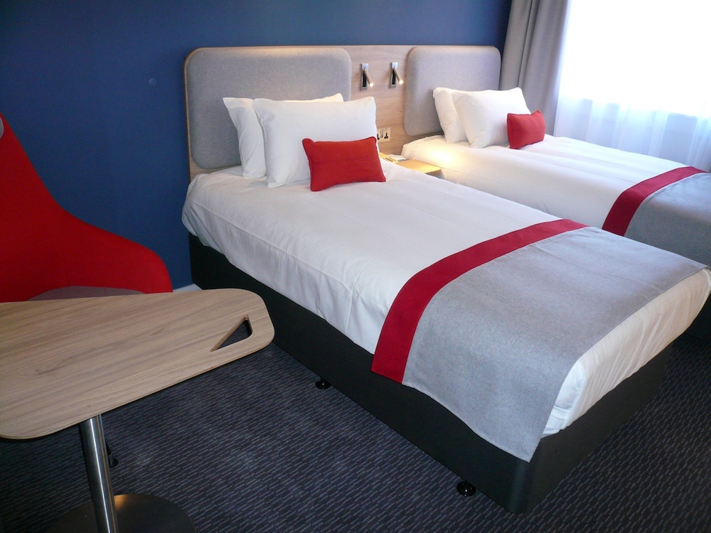 HOLIDAY INN EXPRESS KASSAM STADIUM 35/72