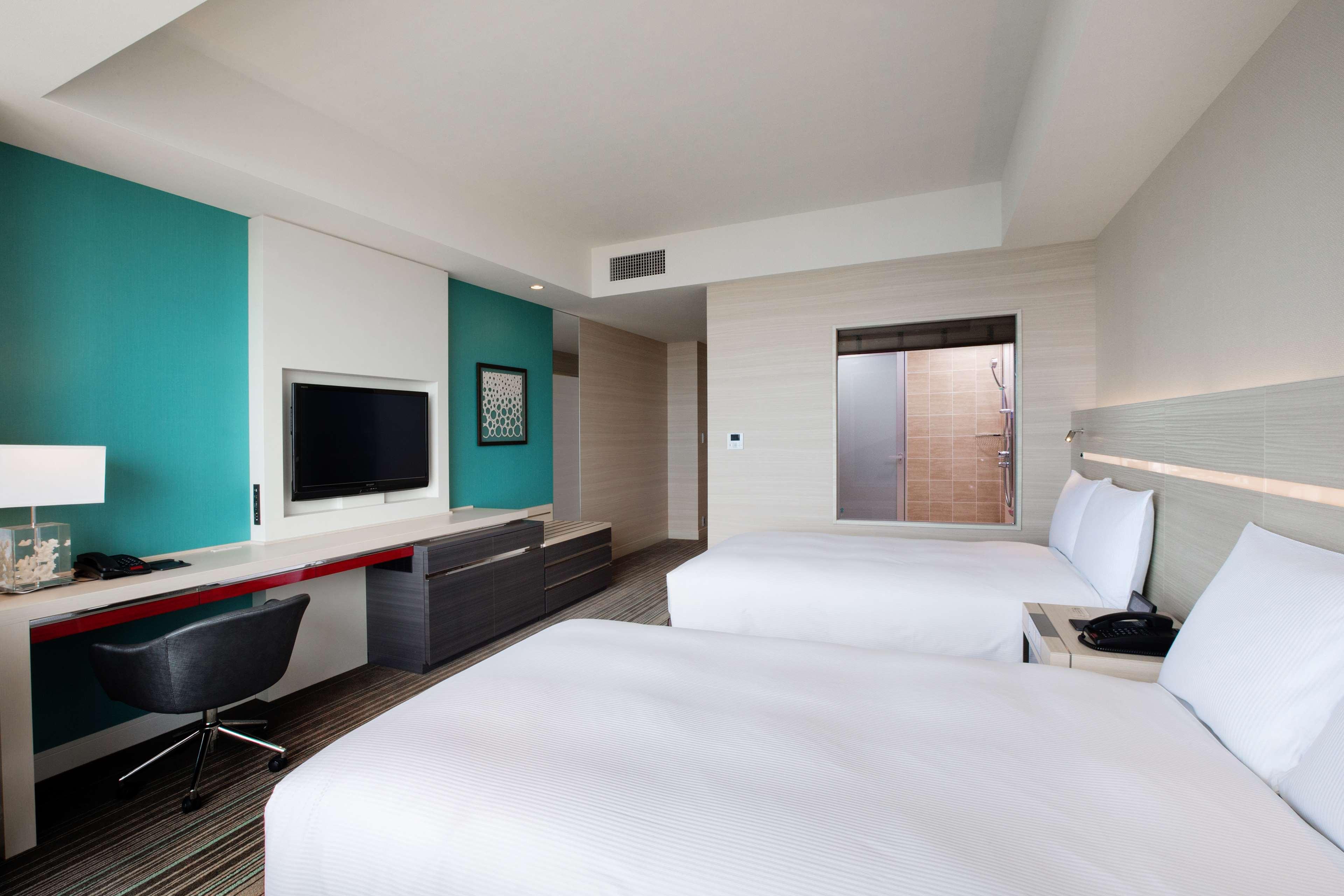 غرفة بسريرين منفصلين بإطلالة على الحديقة، Hilton Okinawa Chatan Resort 3/5