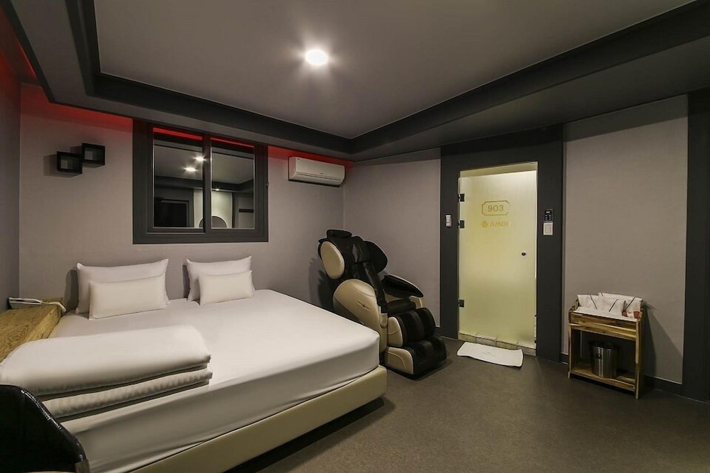 Color M Motel 14/85