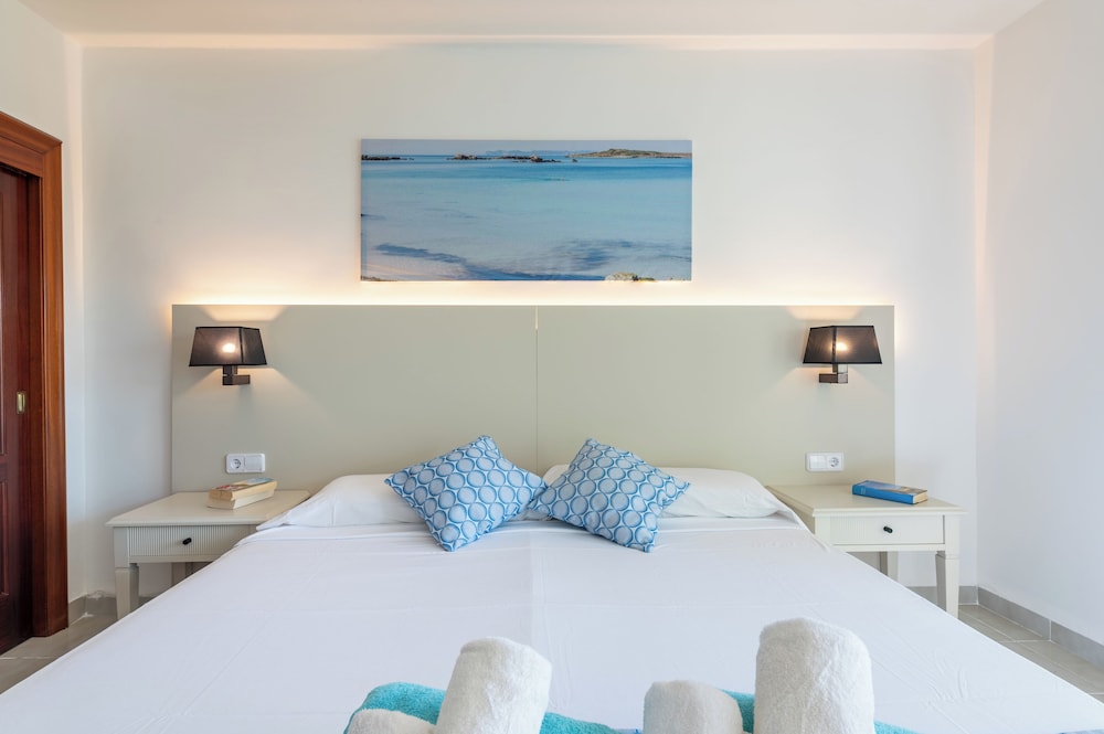 Room, Queen Bed, Street View, Terrace، Hotel Martorell 2/7