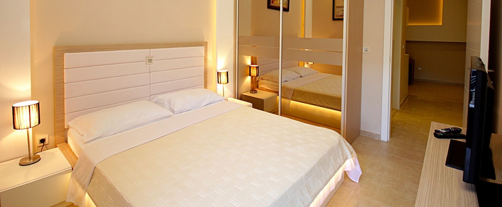 HOTEL BUTUA RESIDENCE 25/100