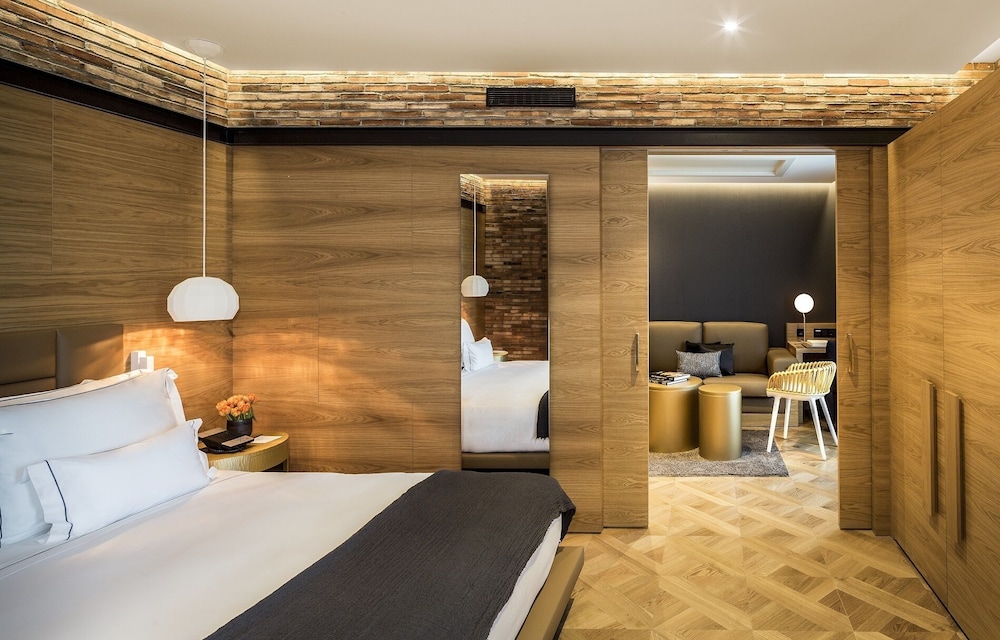 Monument Hotel 27/53