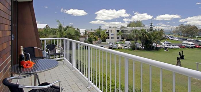MAIN BEACH APARTMENTS 13/19