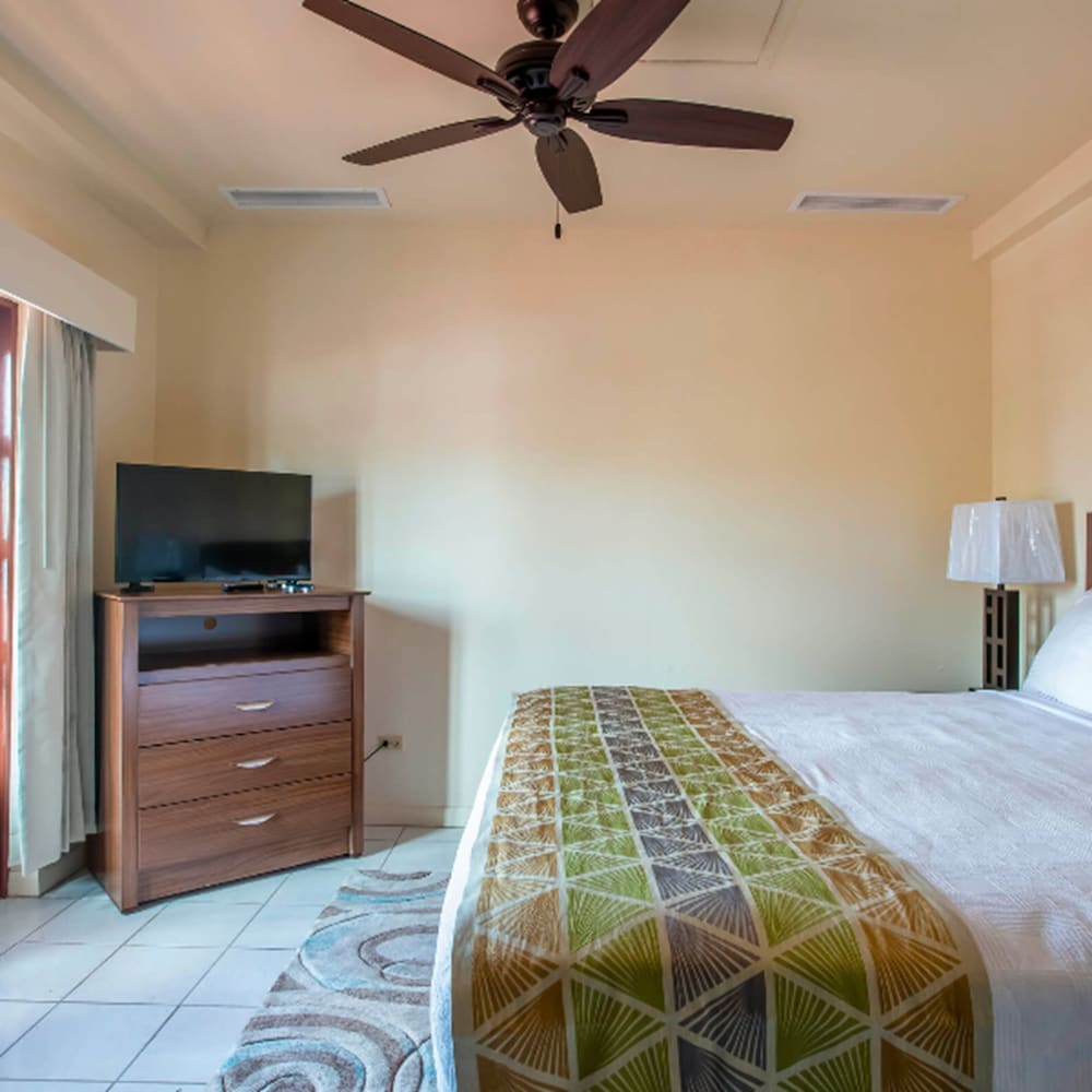 Village Cay 18/41