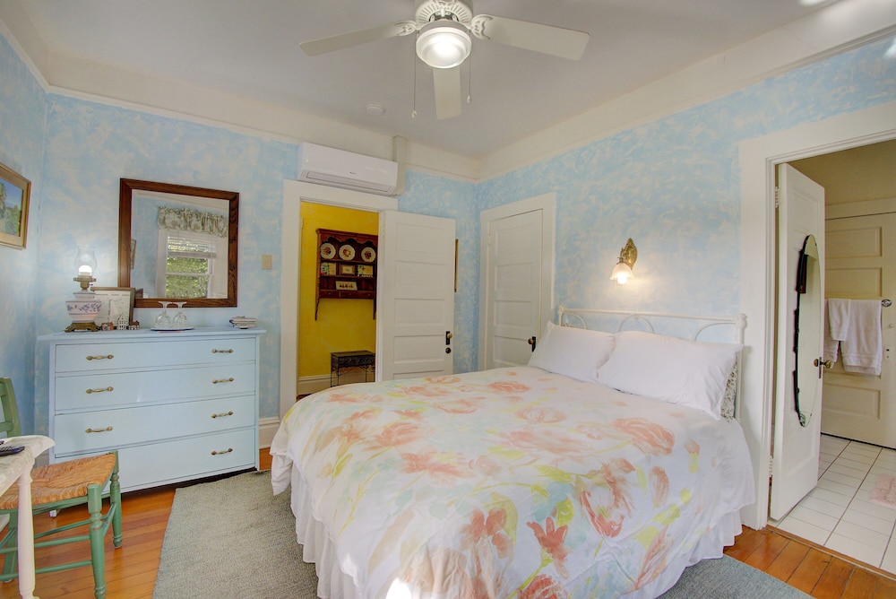 MEADOWLARK, PRIVATE BATHROOM