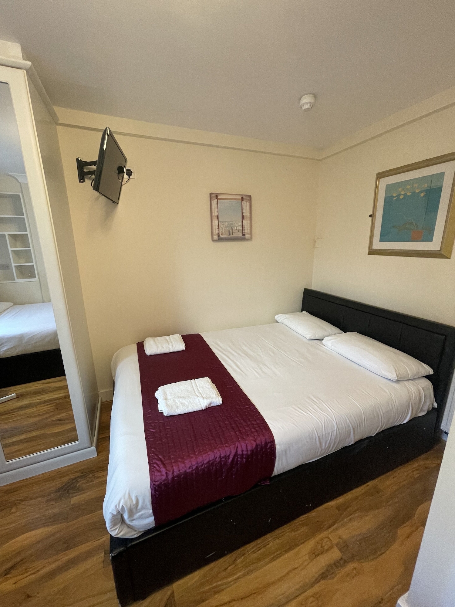 ROOM, QUADRUPLE