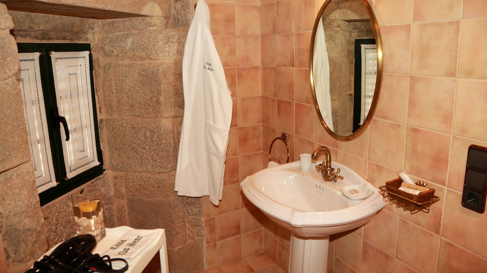 Suite, Queen Bed, Valley View