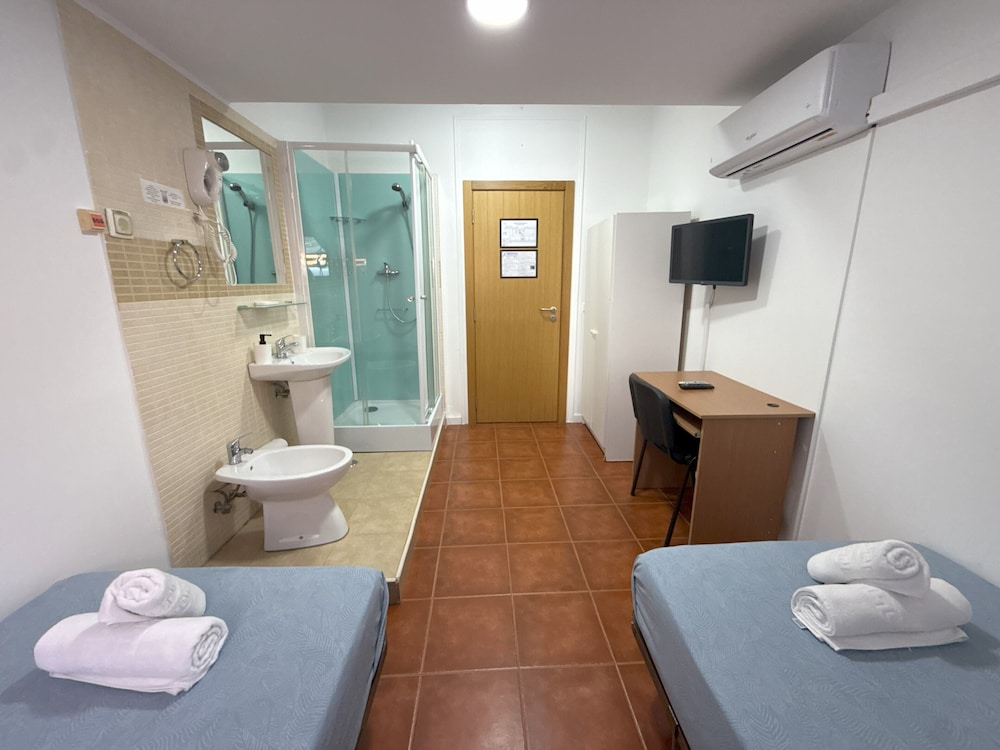 غرفة بسريرين منفصلين بحمام مشترك، Hotel Pouso Dos Anjos 8/10
