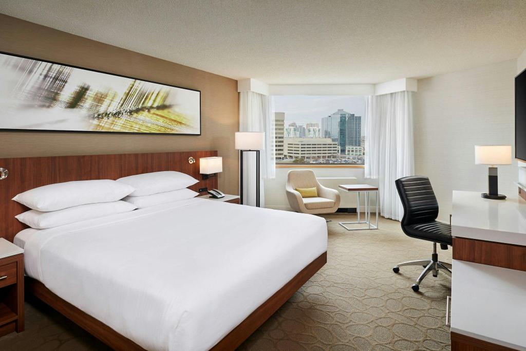 1 Bedroom, Junior Suite, King Bed, City View, Sofa