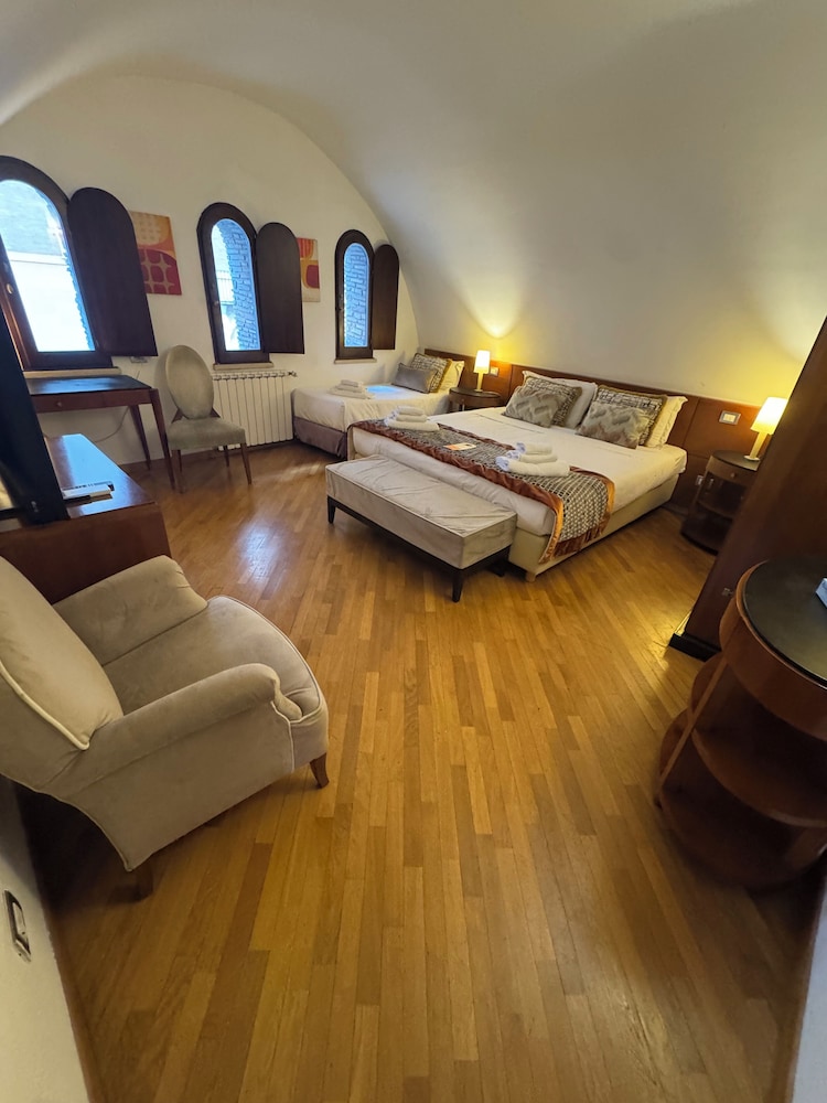 Saint Peter Six Rooms And Suites 52/67