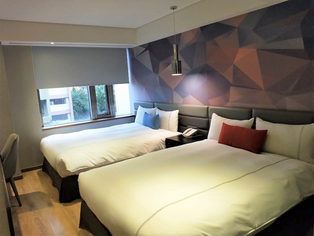 CHECK inn Taichung Wenxin Zhongqing 33/64