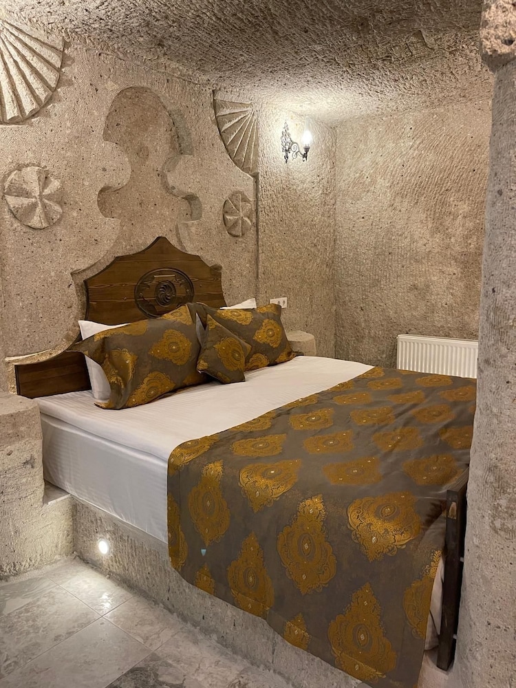 Empire Cave Hotel 8/50