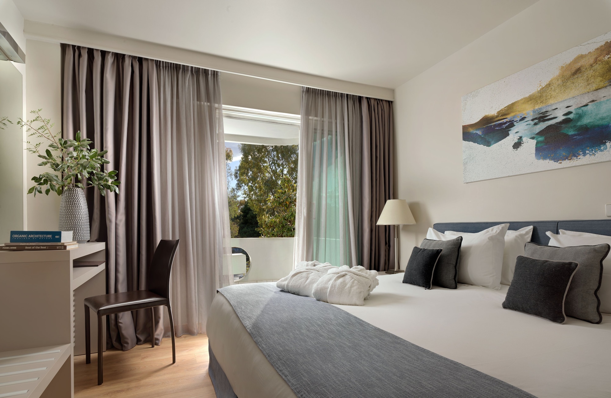 جناح ركني بسرير كينج، Blazer Suites 2/3