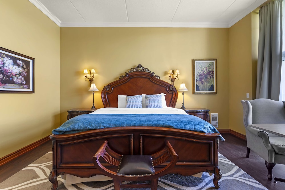 غرفة سيغنتشر بسرير كينج مع أريكة بحوض جاكوزي، Christies Mill Waterfront Resort and Spa 7/10
