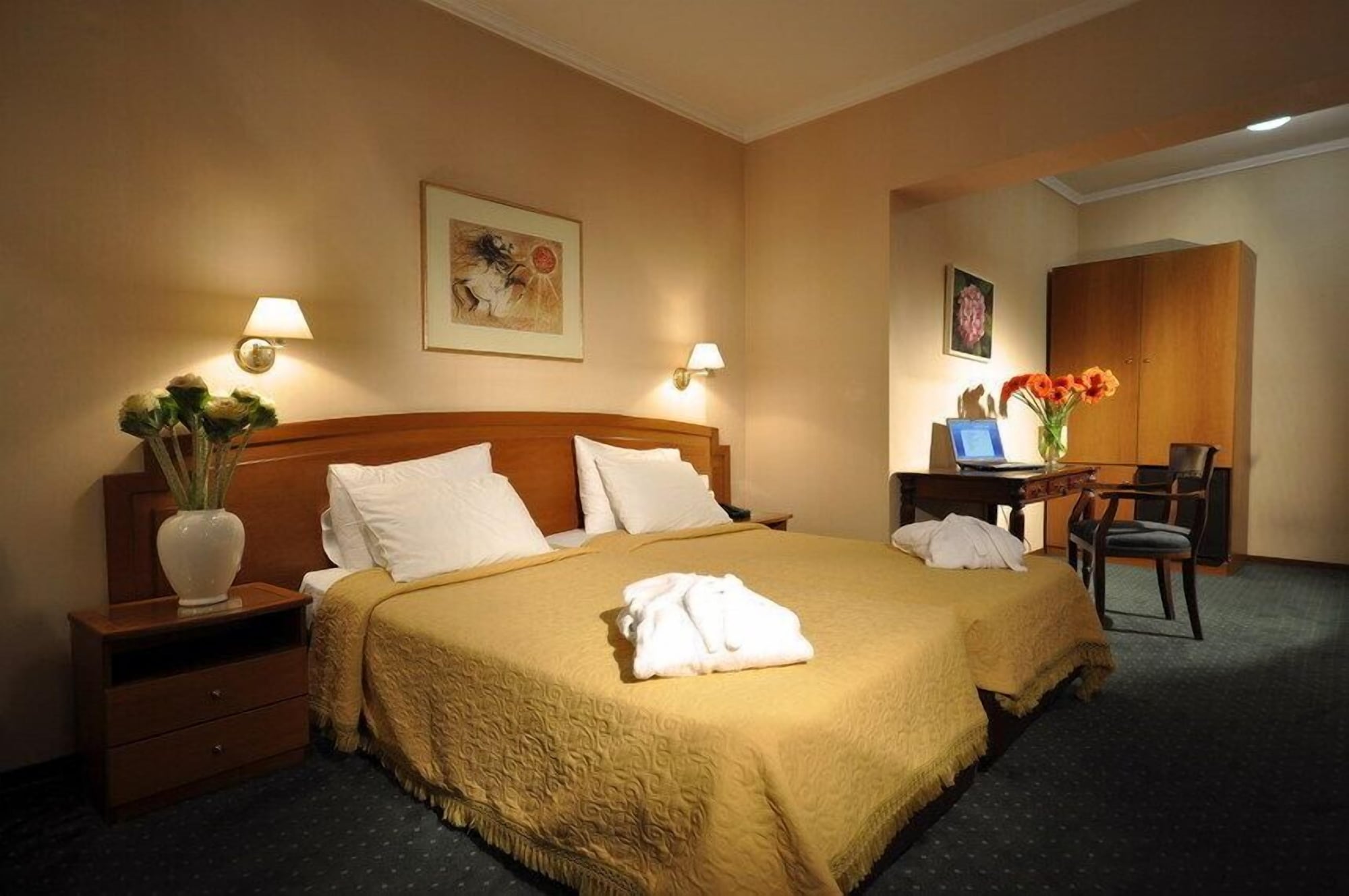 ROOM, DOUBLE BED