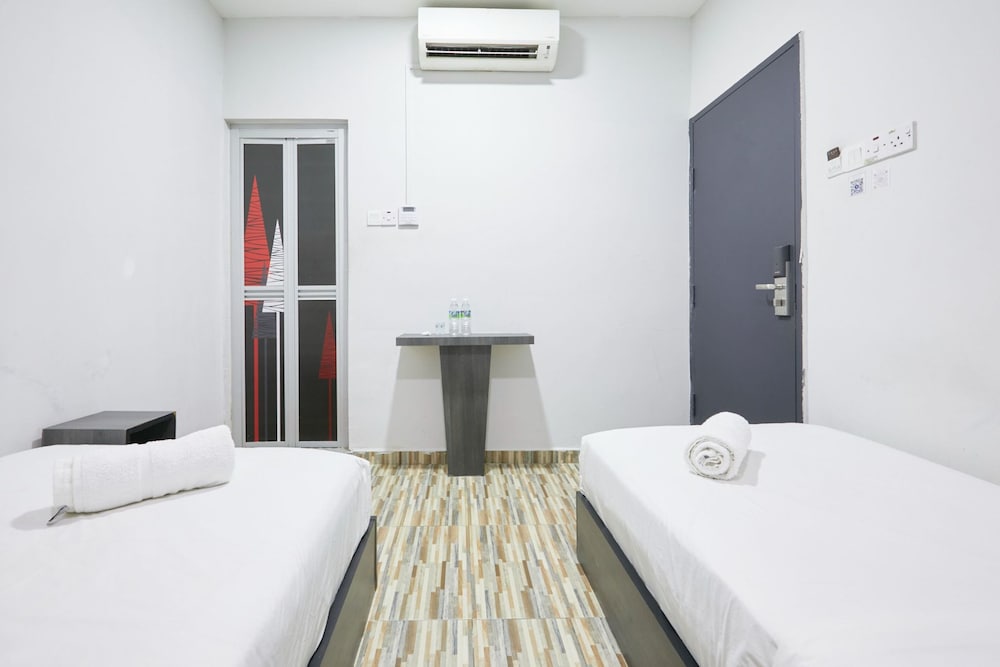 ROOM, TWIN BEDS