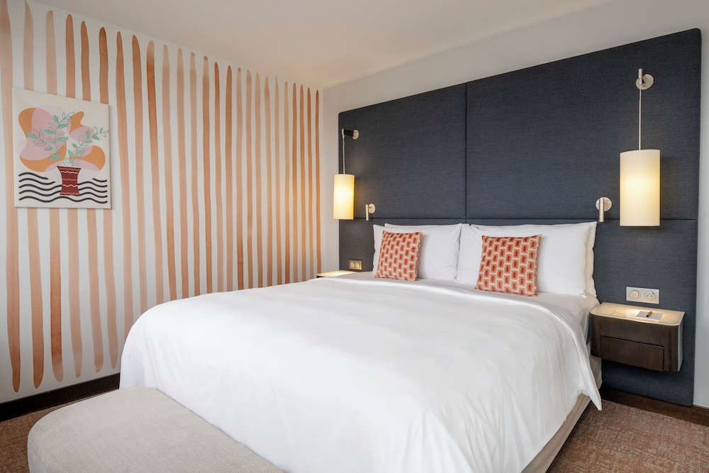غرفة بسرير كينج بشرفة بإطلالة، Renaissance Paris Arc de Triomphe Hotel 4/10