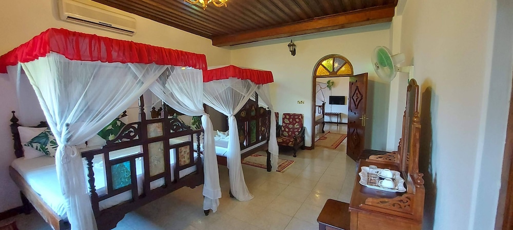 TAUSI PALACE HOTEL 6/90