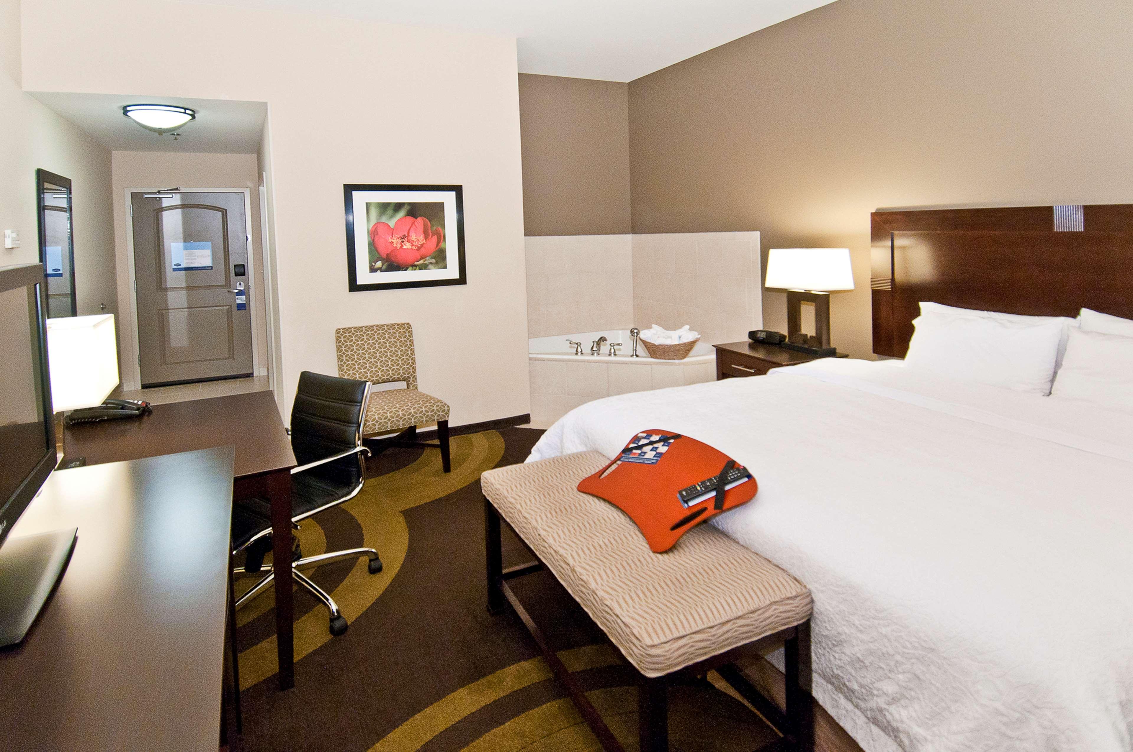 غرفة بسرير كينج بحوض جاكوزي بحوض استحمام، Hampton Inn Maumelle AR 2/2