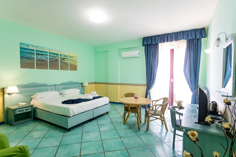 ROOM, DOUBLE BED, SEA VIEW