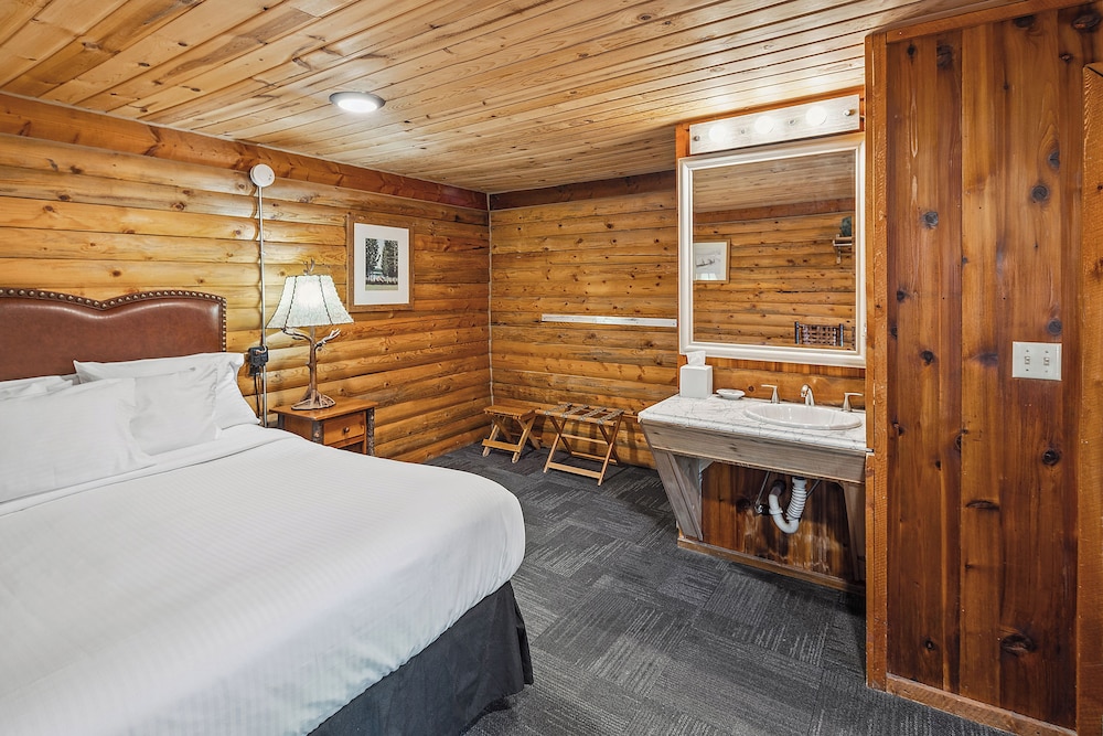 Classic, Cabin, King Bed, Mountain Side