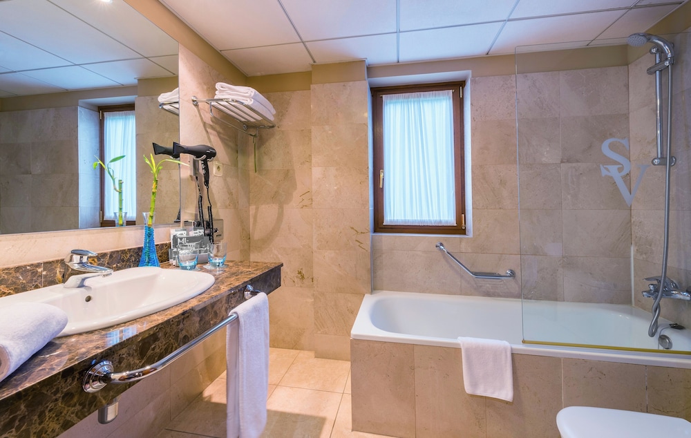 غرفة عائلية بسريرين منفصلين مع أريكة، Tryp Vielha Baqueira 5/9