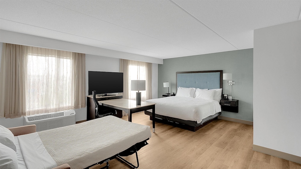 STUDIO, SUITE, KING BED